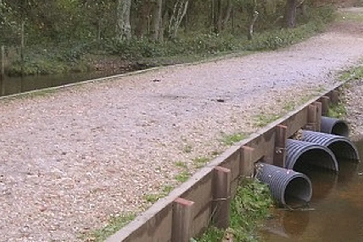 Leerer Kiesweg ohne Personen